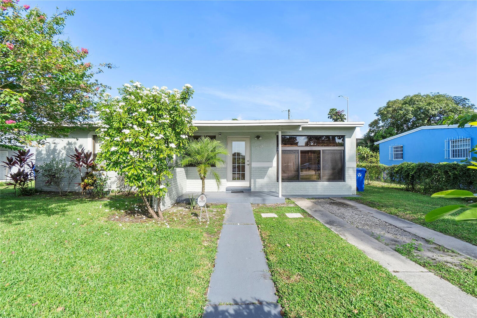 Property Photo:  1858 SE Lauderdale Manor Drive  FL 33311 