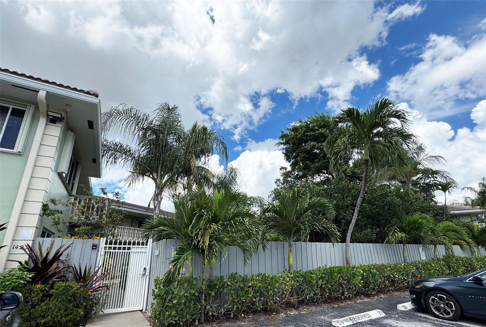 Property Photo:  1423 Holly Heights Drive 13  FL 33304 