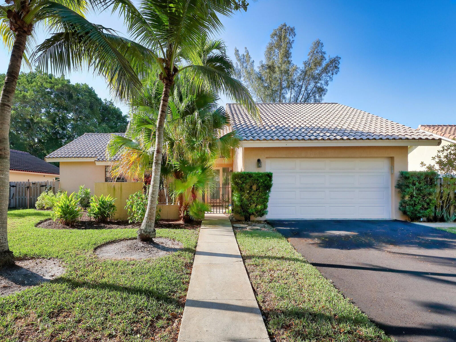 Property Photo: 8912 Escondido Way FL 33433