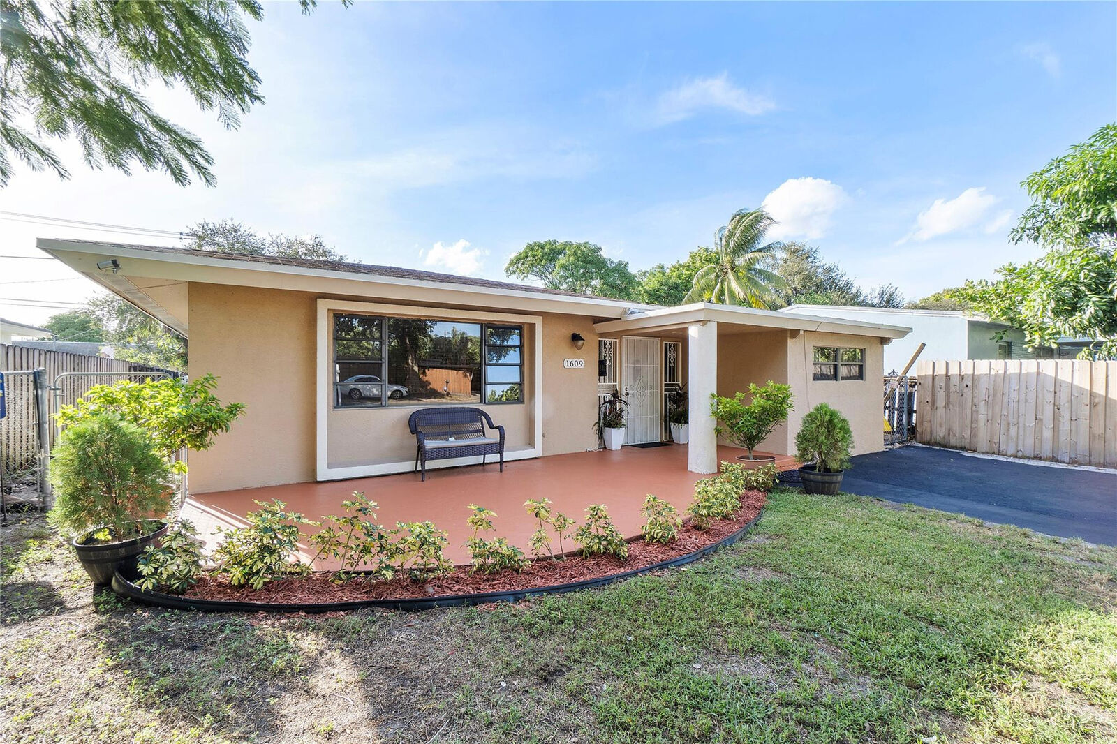 Property Photo:  1609 NW 7th Terrace  FL 33311 