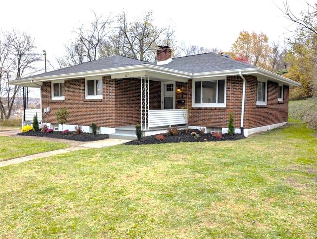 Property Photo:  807 Western Ave  PA 15644 