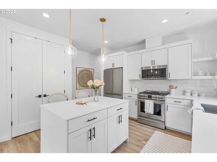 Property Photo:  121 N Going St 202  OR 97217 