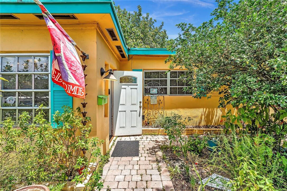 Property Photo: 815 SW 27th Street FL 33315