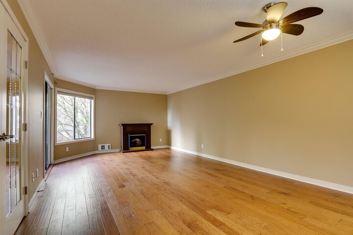 Property Photo: 1521 Blackwood Street 208 BC V4B 3V6