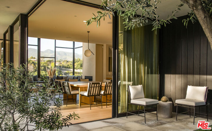 Property Photo:  28869 Selfridge Dr  CA 90265 