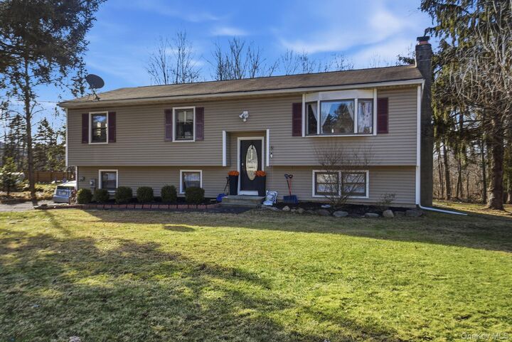 Property Photo:  7 Magnolia Drive  NY 12590 