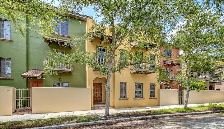 Property Photo:  1513 Oak Street 18  FL 34236 