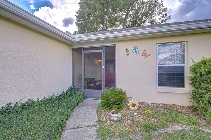 Property Photo:  6911 Oakcrest Way  FL 33542 