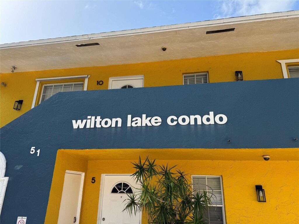 Property Photo:  51 NE 24th Street 2  FL 33305 