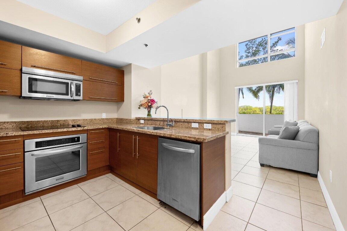 Property Photo:  2641 N Flamingo Road Th7  FL 33323 