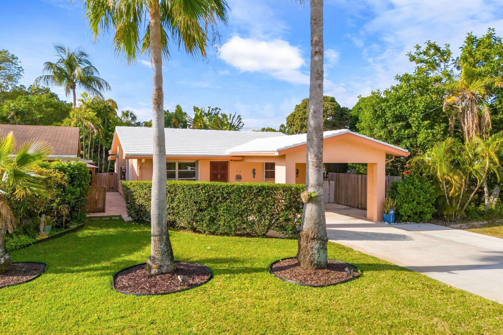Property Photo:  712 NE 34th Court  FL 33334 