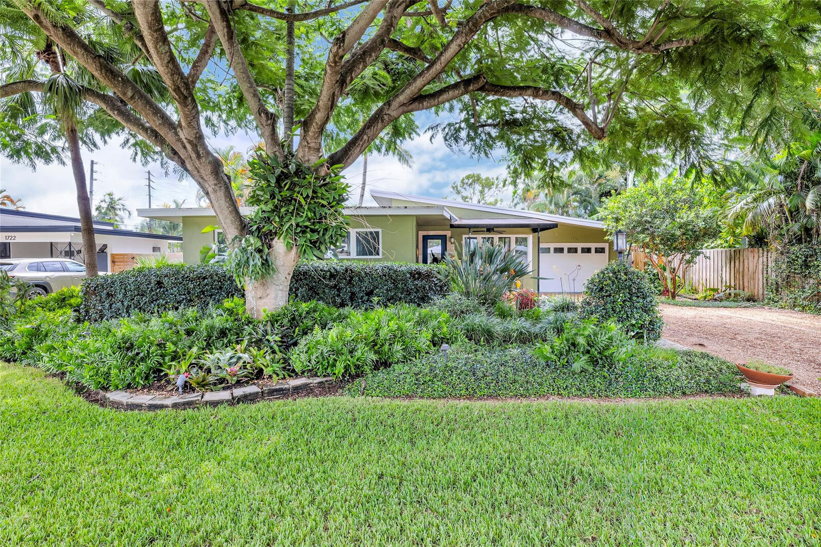 Property Photo:  1716 NE 27th Drive  FL 33334 