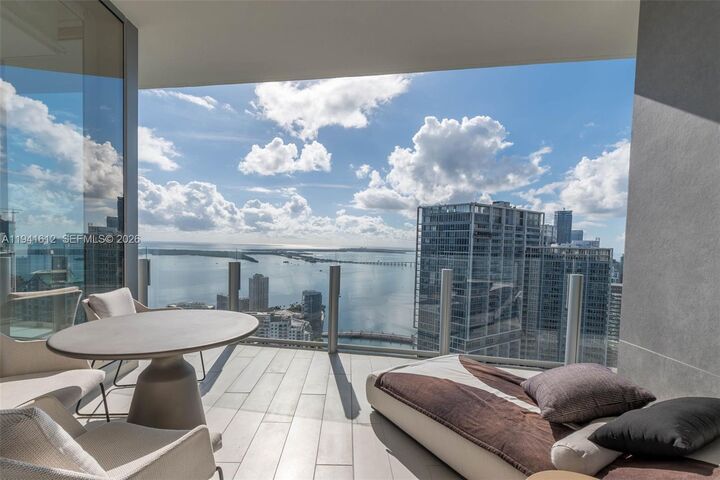 Property Photo:  300 Biscayne Blvd Way 5105W  FL 33131 