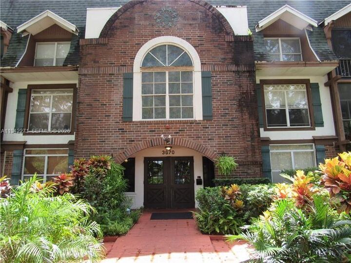 Property Photo: 3670 Inverrary Dr 2C FL 33319