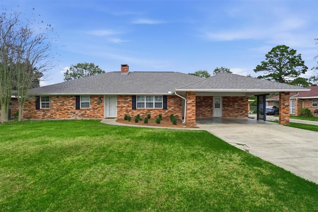 Property Photo: 1506 S Greenfield Circle S LA 70605