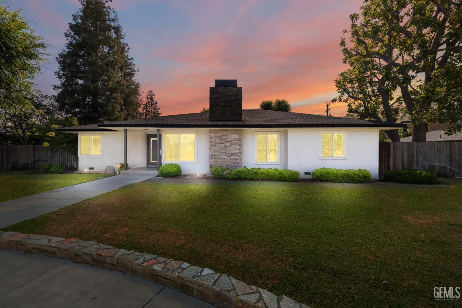 Property Photo: 2330 Myrtle Street CA 93301