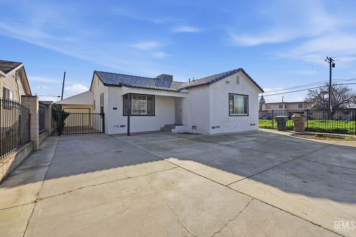 Property Photo:  1239 Washington Avenue  CA 93308 