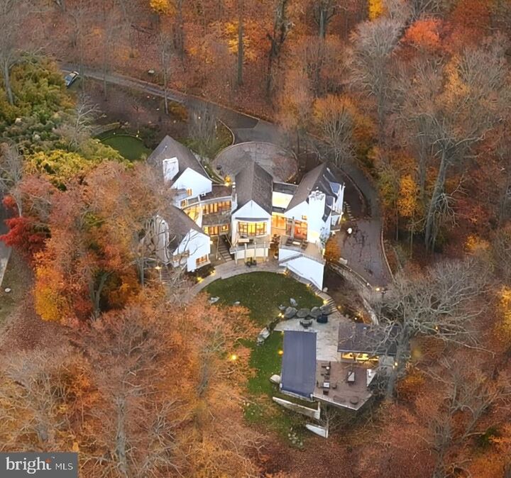 Property Photo:  1100 Crest Lane  VA 22101 