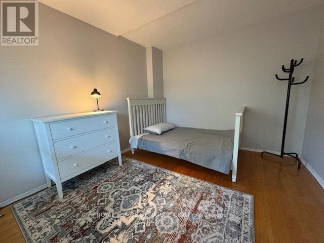 Property Photo:  18 Holland Park Avenue Main  ON M6C 1M1 