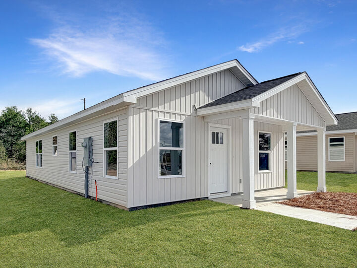 Property Photo:  5433 Bayleaf Drive  FL 32539 