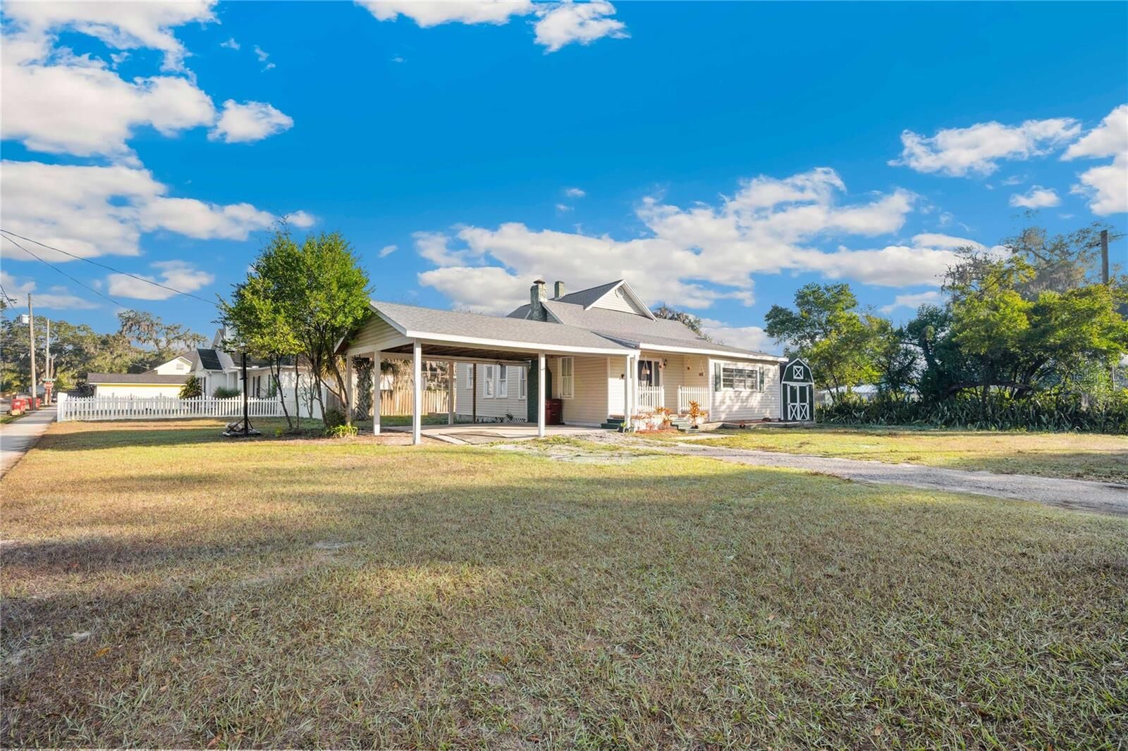 Property Photo:  404 W Tever Street  FL 33563 