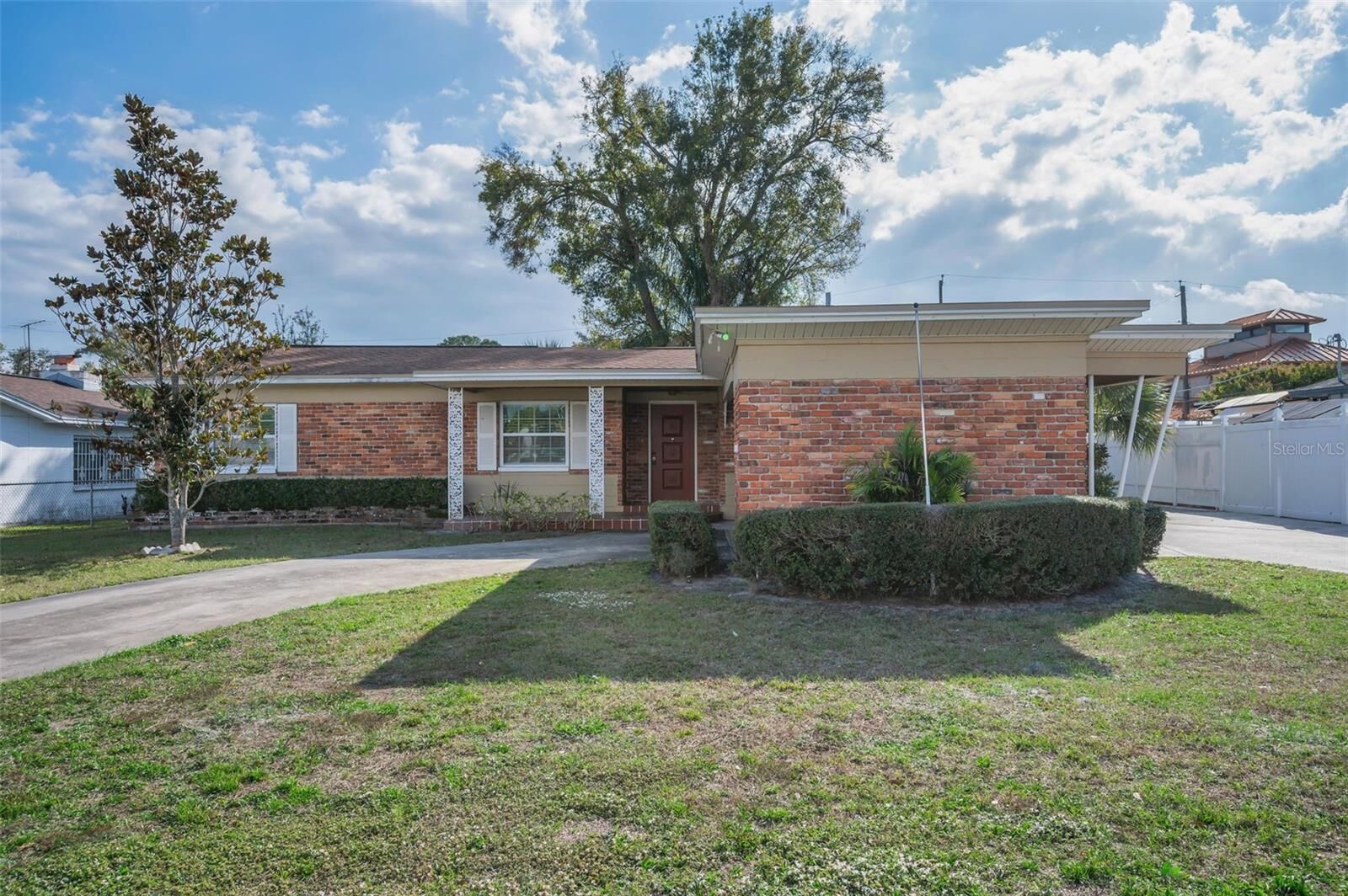 Property Photo:  2122 W Erna Drive  FL 33603 