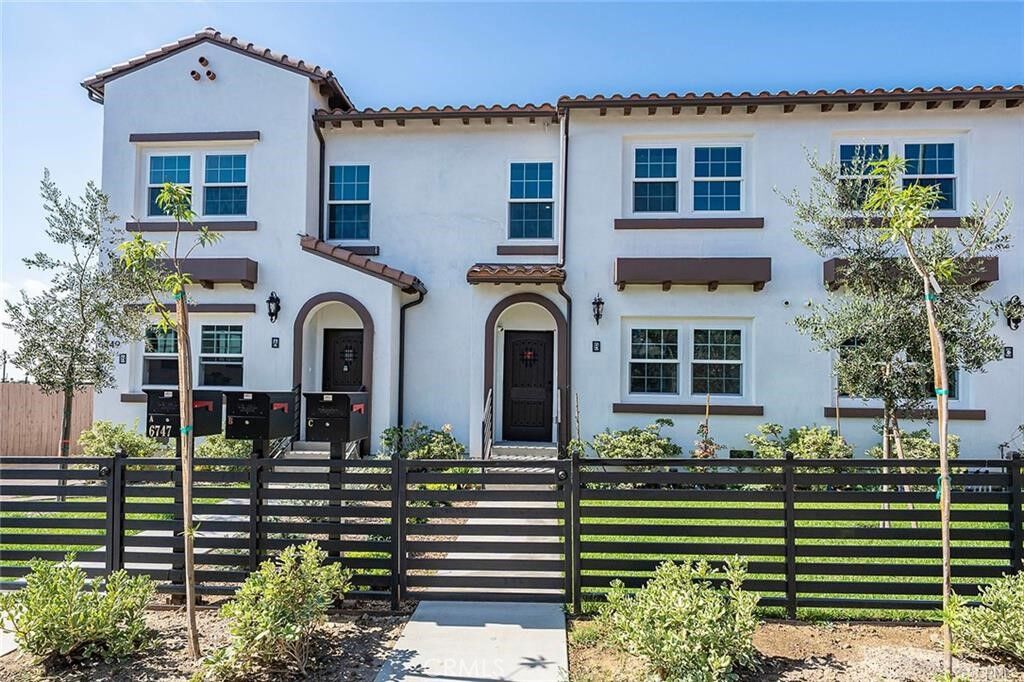 Property Photo:  6747 Pickering C  CA 90601 