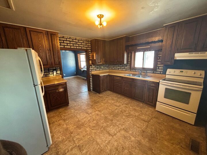 Property Photo:  114 E Maple Avenue  MN 56544 