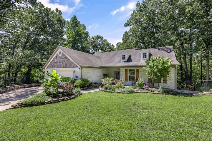 Property Photo:  814 Summit Loop  AR 72756 