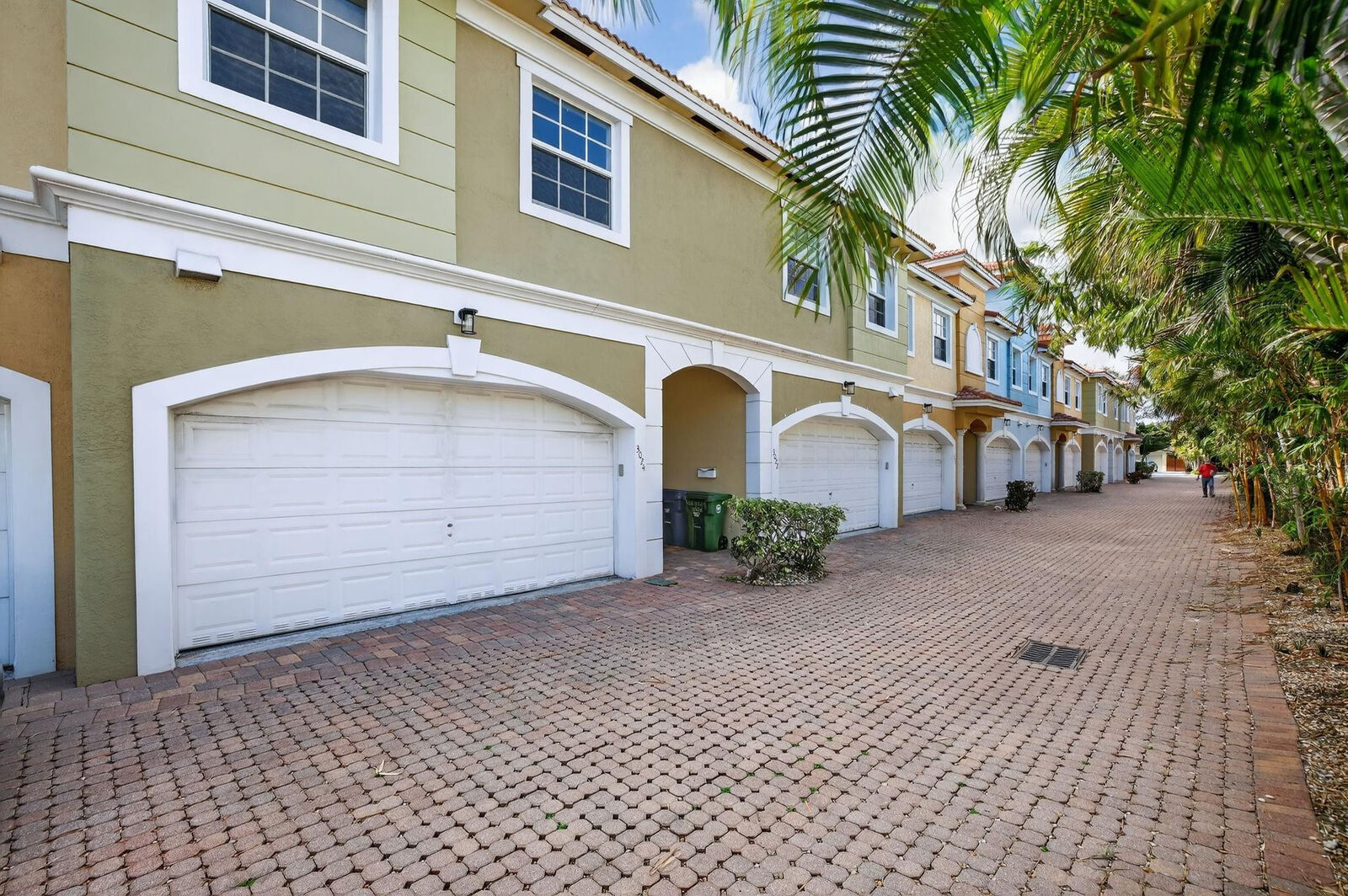 Property Photo:  3024 NE 5th Terrace 10  FL 33334 
