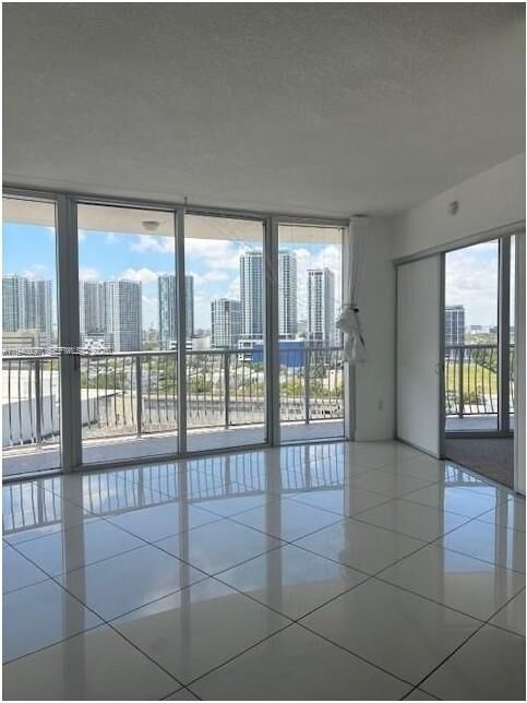 Property Photo:  1750 N Bayshore Dr 1714  FL 33132 