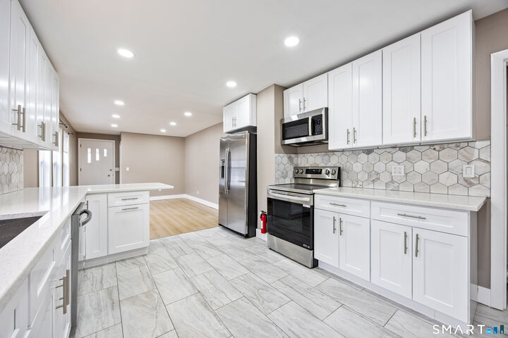 Property Photo:  87 Putnam Street  CT 06010 