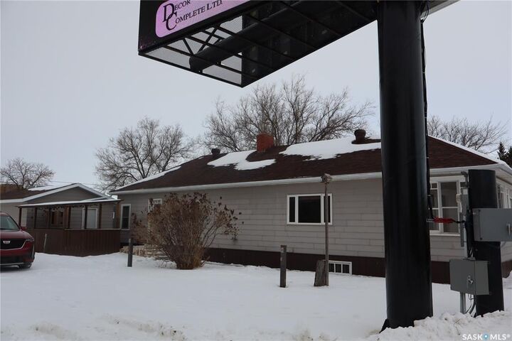 Property Photo:  52 2nd Avenue NE  SK S9H 2C5 
