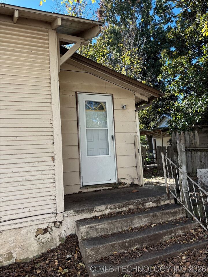 Property Photo:  704 S Morton Avenue  OK 74447 