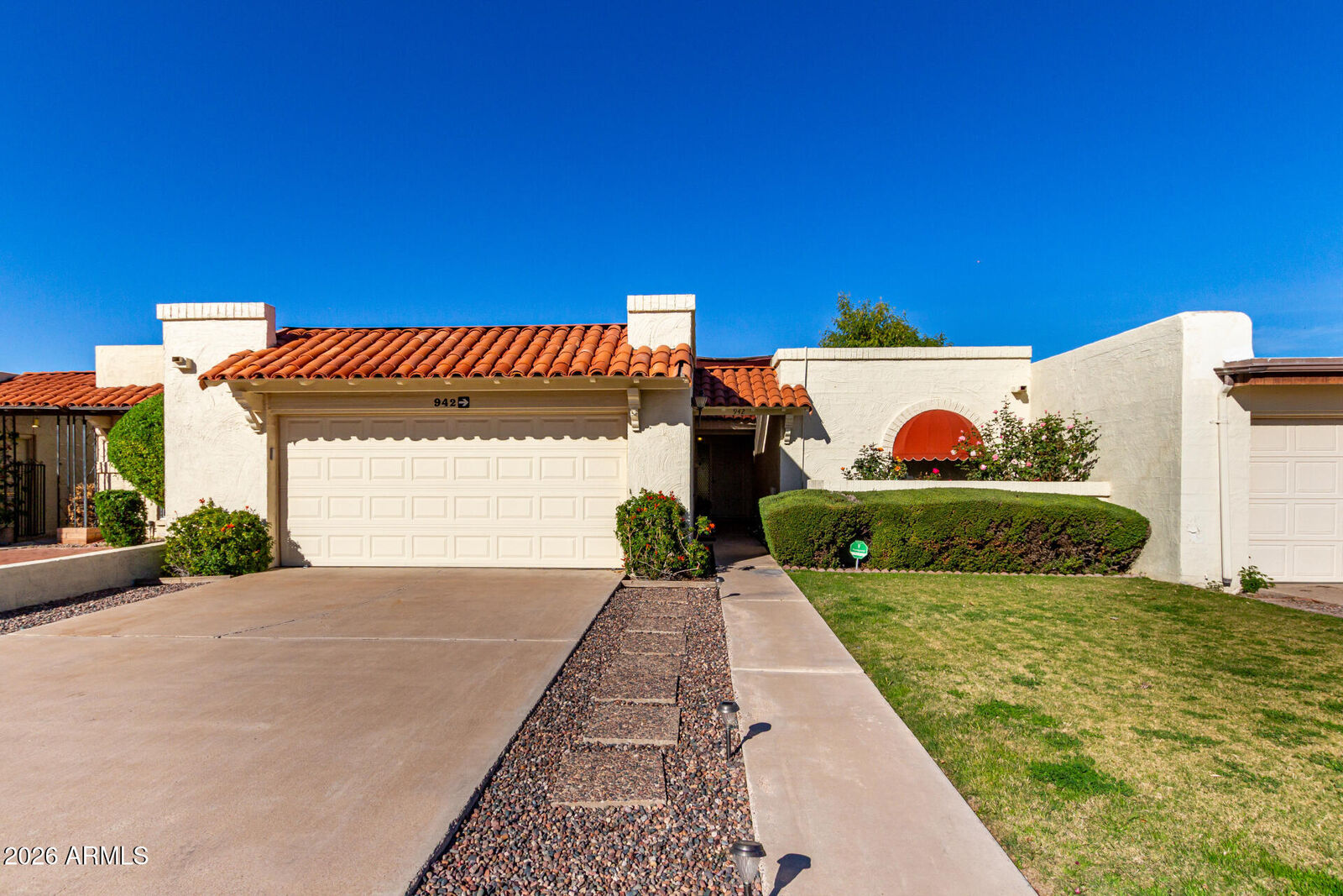 Property Photo:  942 E Laguna Drive  AZ 85282 