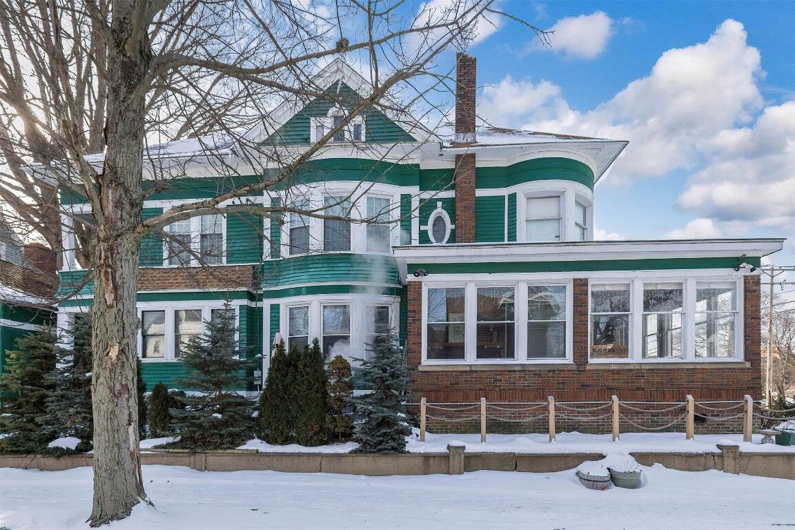 Property Photo:  261 E 8th Street  PA 16503 