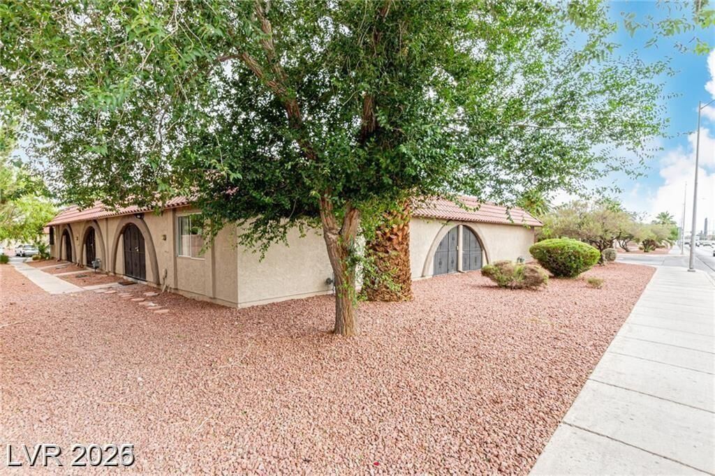Property Photo:  848 Hedge Way 5  NV 89110 