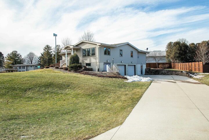 Property Photo:  205 Island View Dr  IA 50677 