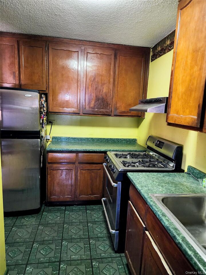 Property Photo:  1966 Newbold Avenue 1502  NY 10472 
