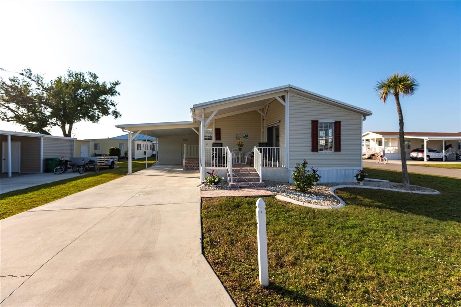 Property Photo:  27 N Manatee Loop  FL 33950 