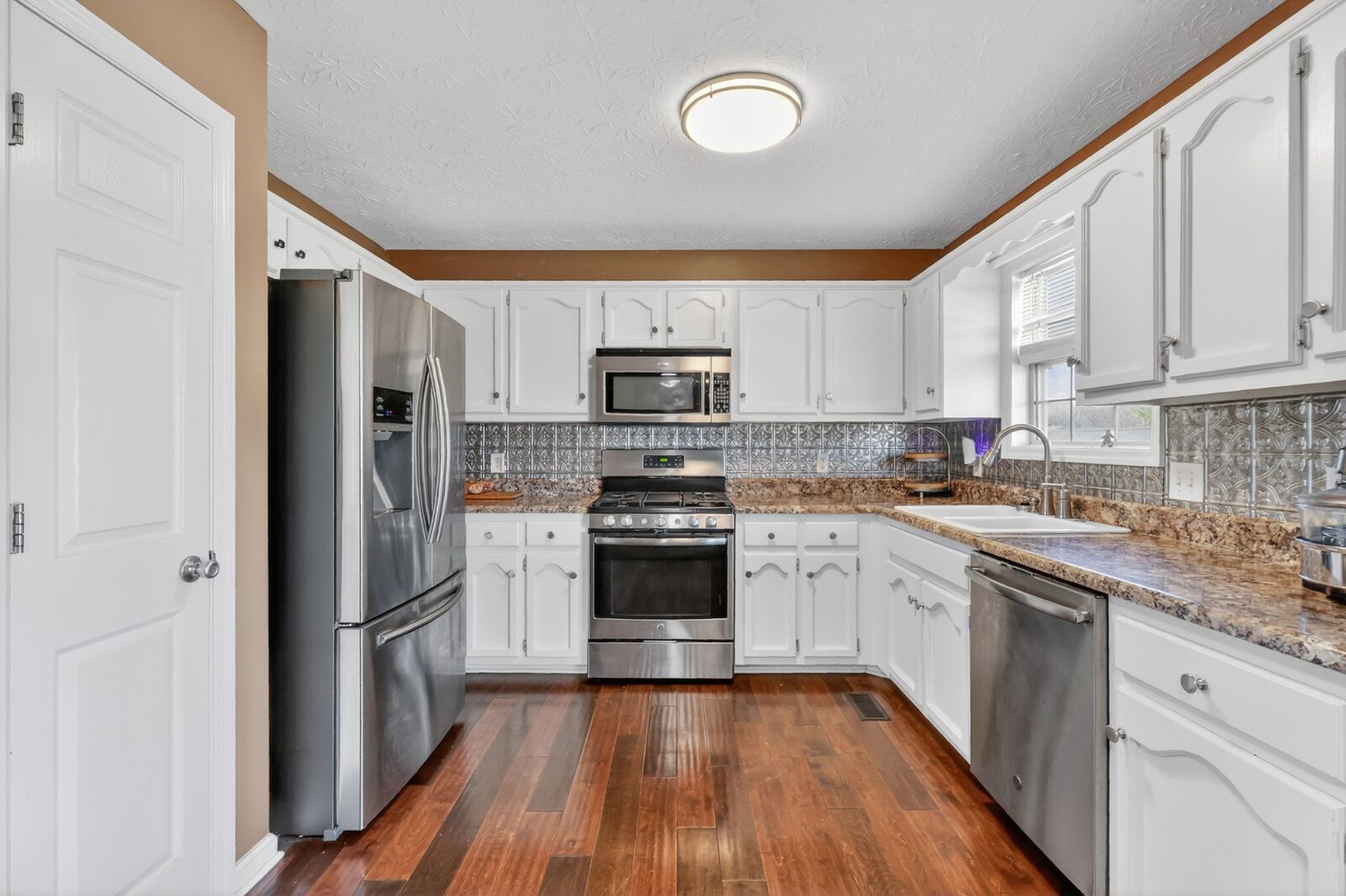Property Photo:  105 Hunterwood Dr  TN 37188 