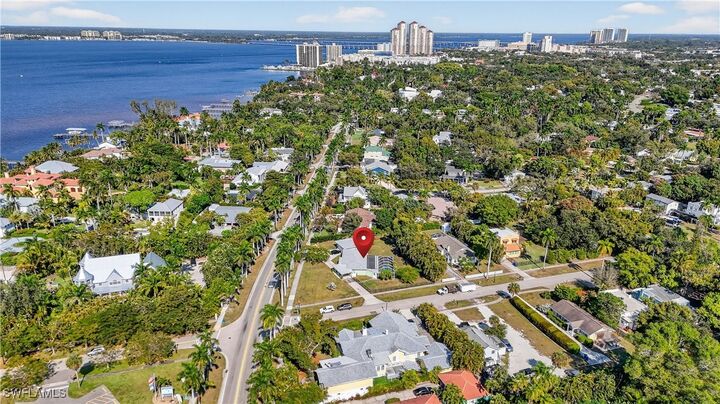Property Photo:  2741 McGregor Boulevard  FL 33901 
