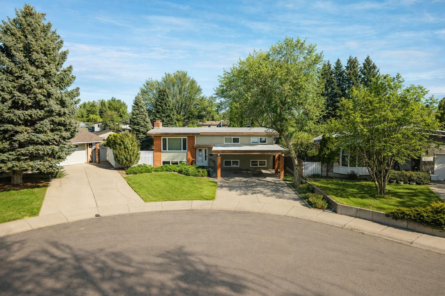 Property Photo:  2017 16 Street N  AB T1H 4W6 