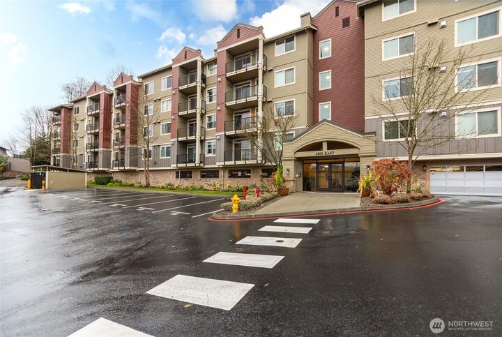 Property Photo: 6800 132nd Place SE E203 WA 98059