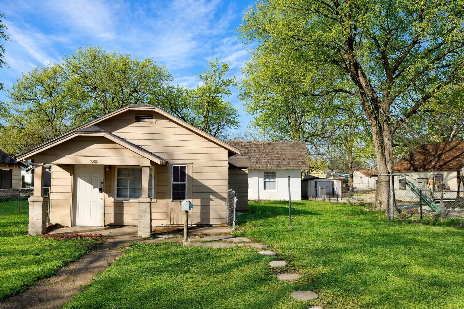 Property Photo:  1023 S Millwood Ave  KS 67213 