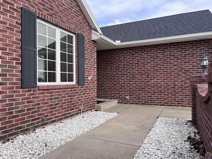 Property Photo:  1714 SE 44th Ter  KS 66609 