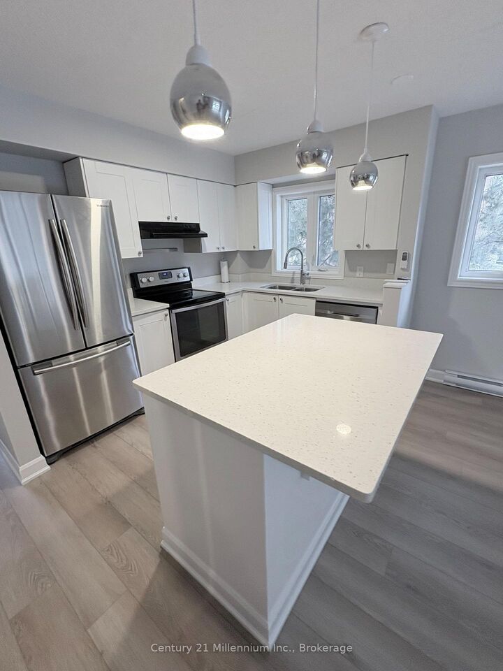 Photo de la propriété:  22 Ramblings Way E 60  ON L9Y 5C6 