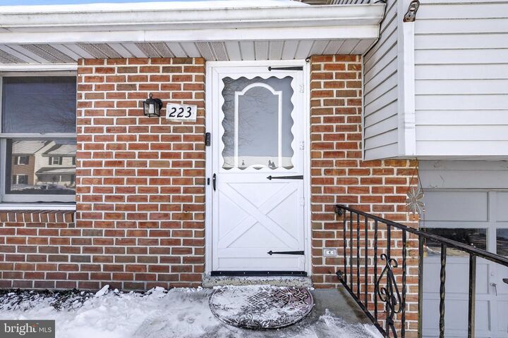 Property Photo: 223 Colonial Drive PA 17501
