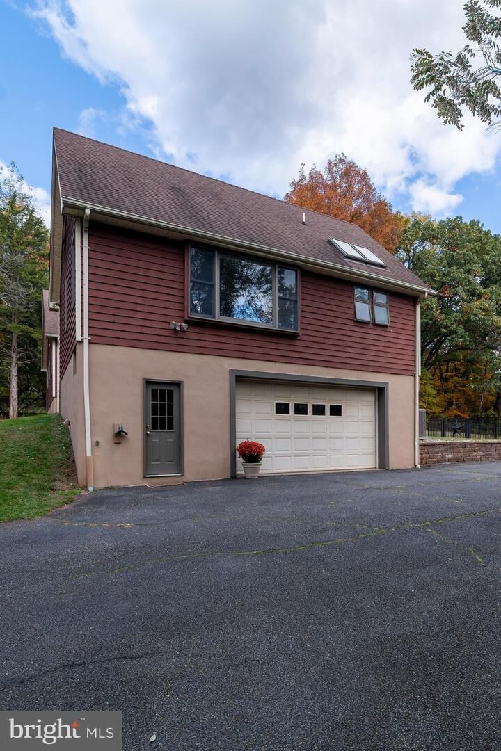 Property Photo:  9 Wayside Lane  NJ 08833 