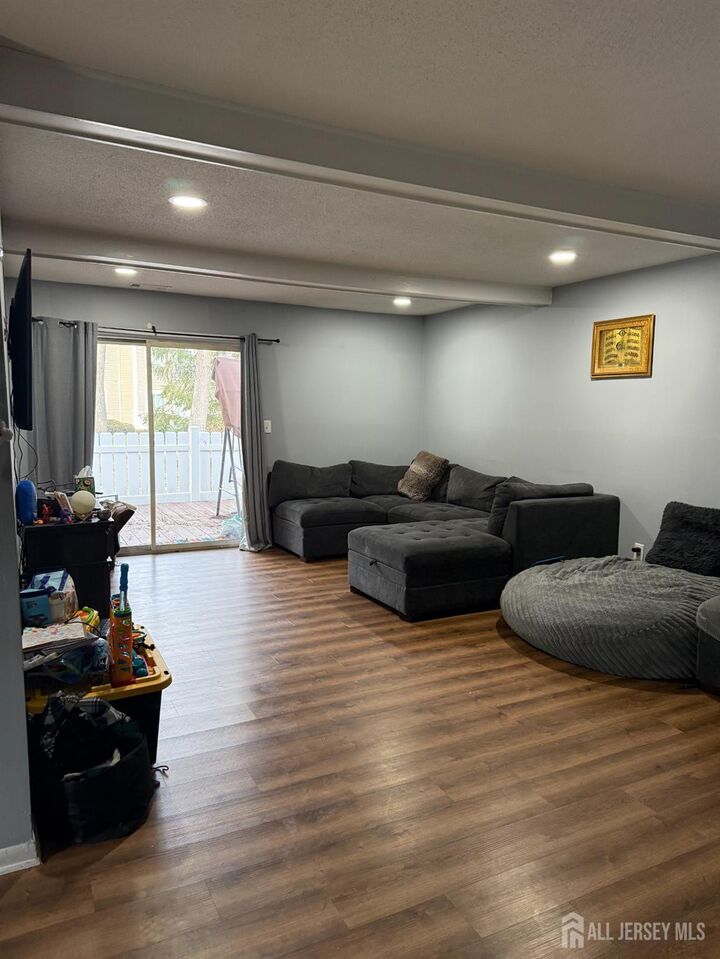 Property Photo:  7 Foxtail Lane  NJ 08852 